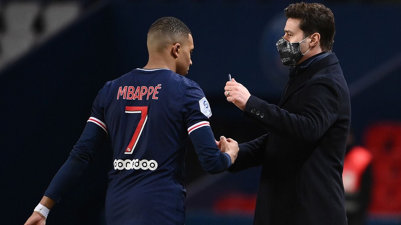 Pochettino And Mbappé greet  in a change