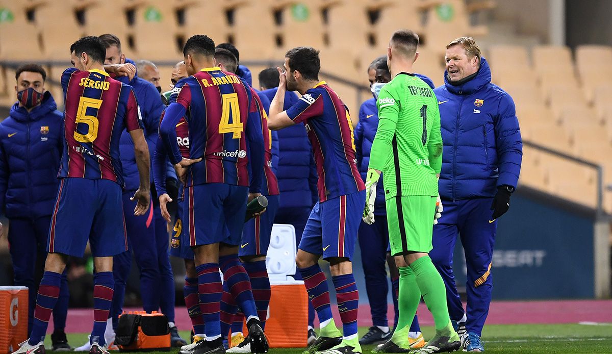 Ronald Koeman, junto a sus jugadores tras un partido del FC Barcelona