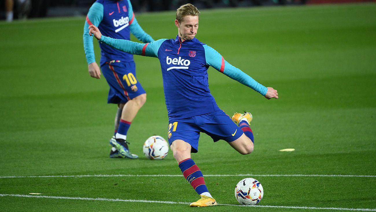 Frenkie de Jong en un calentamiento con el Barça