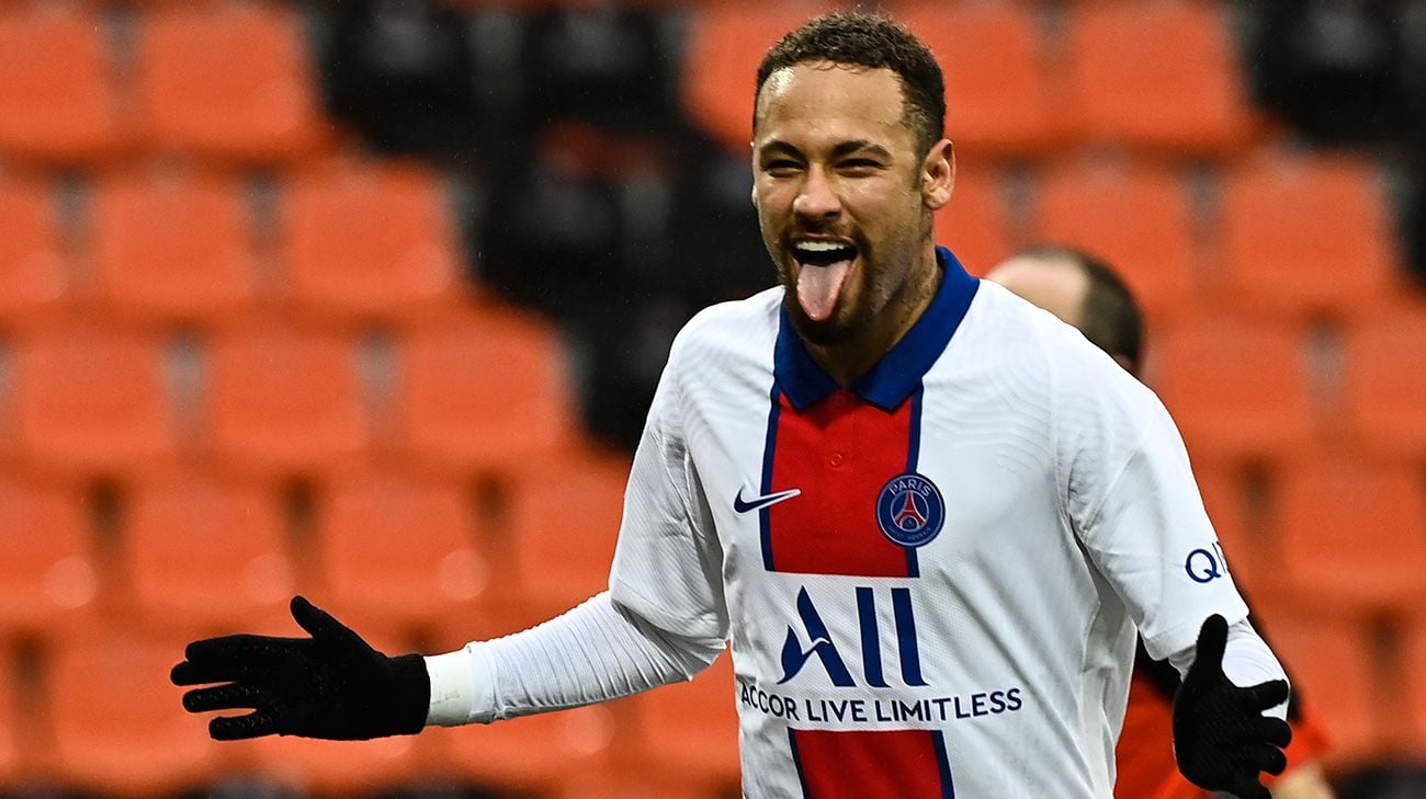 Neymar Celebrates a goal with the PSG
