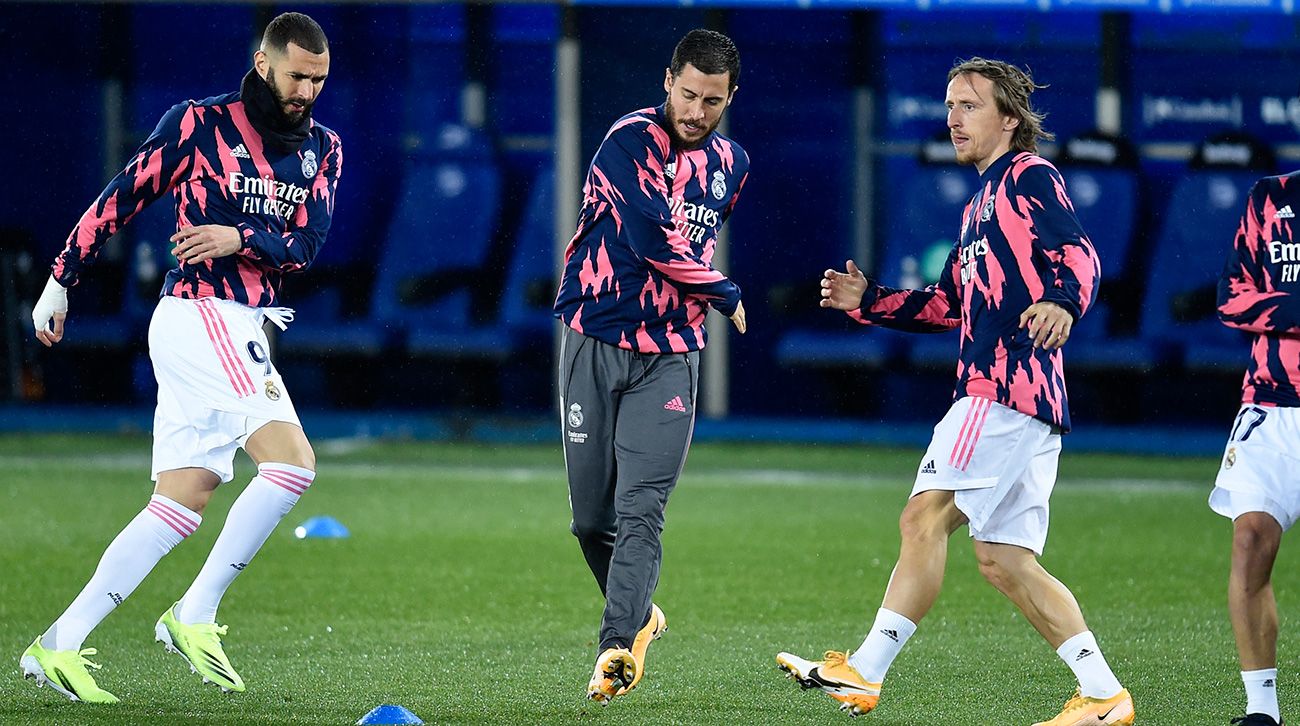 Eden Hazard en un calentamiento con Benzema y Modric