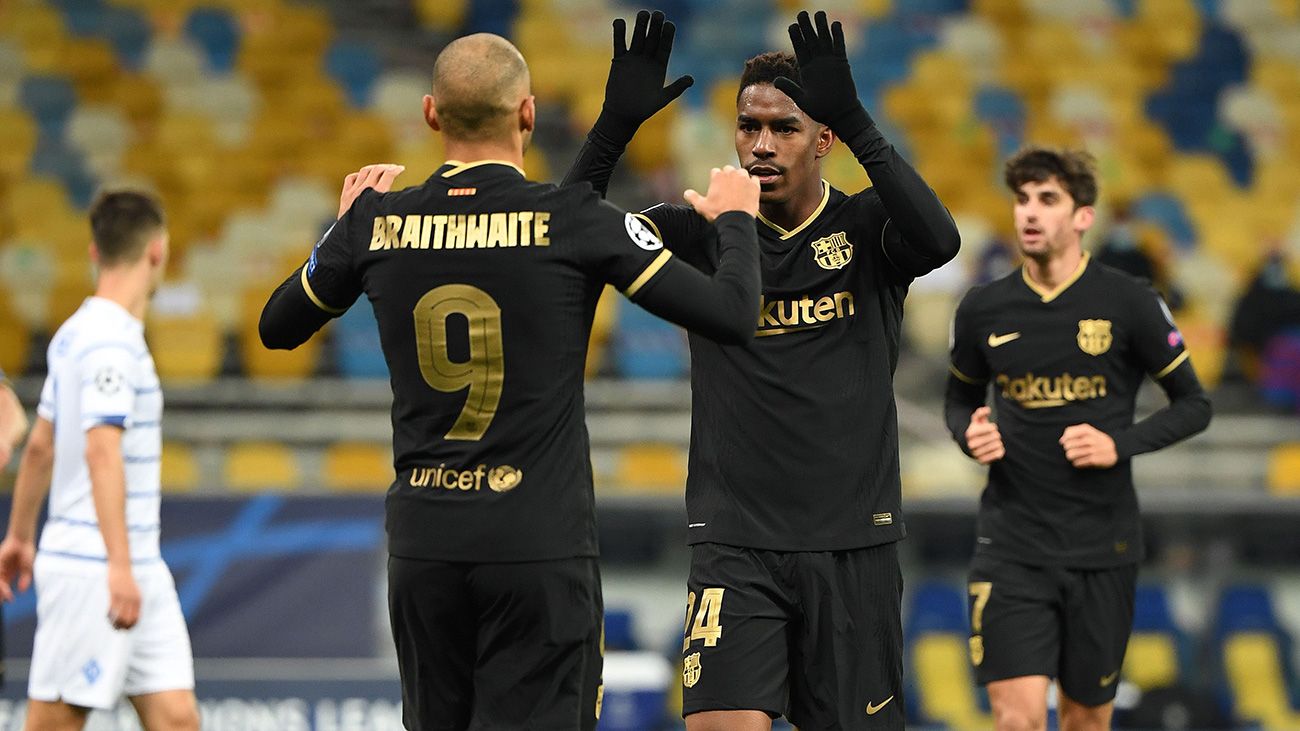 Martin Braithwaite y Junior Firpo celebran un gol del Barcelona