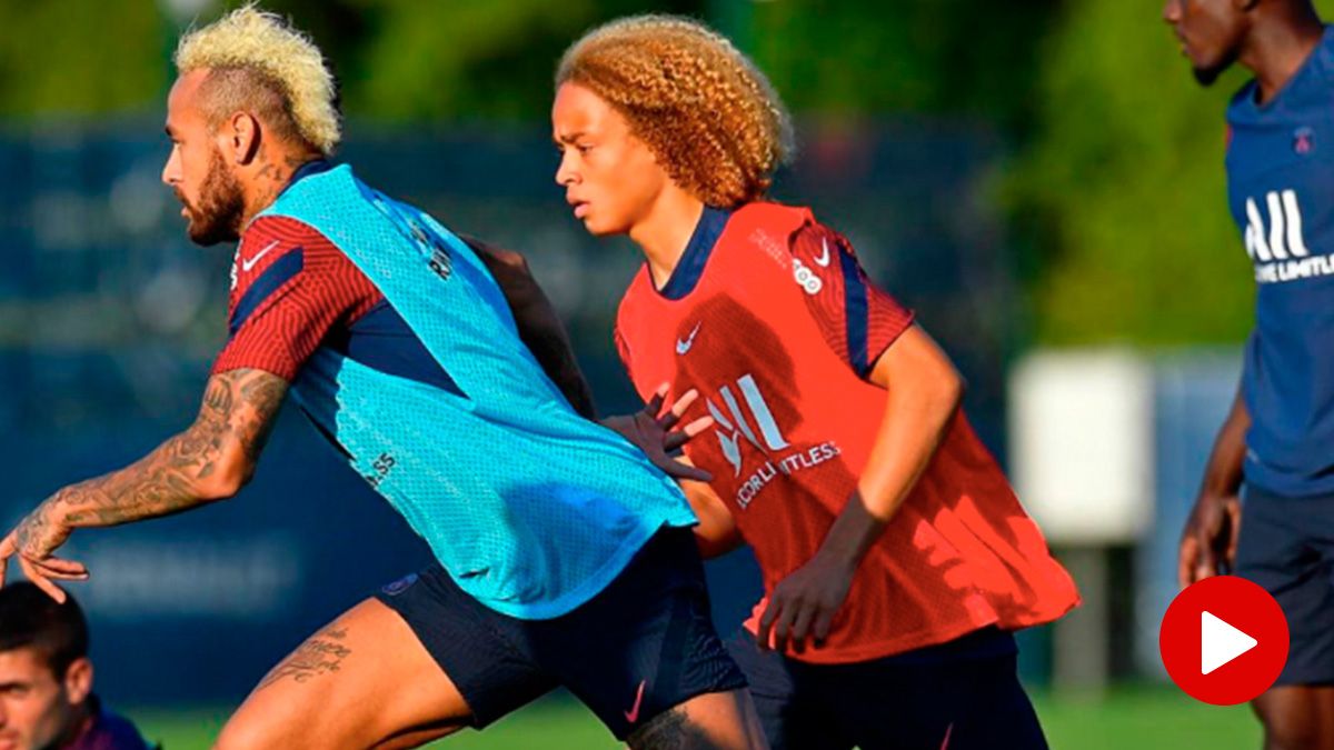 Neymar Jr y Xavi Simons, durante un entrenamiento del PSG