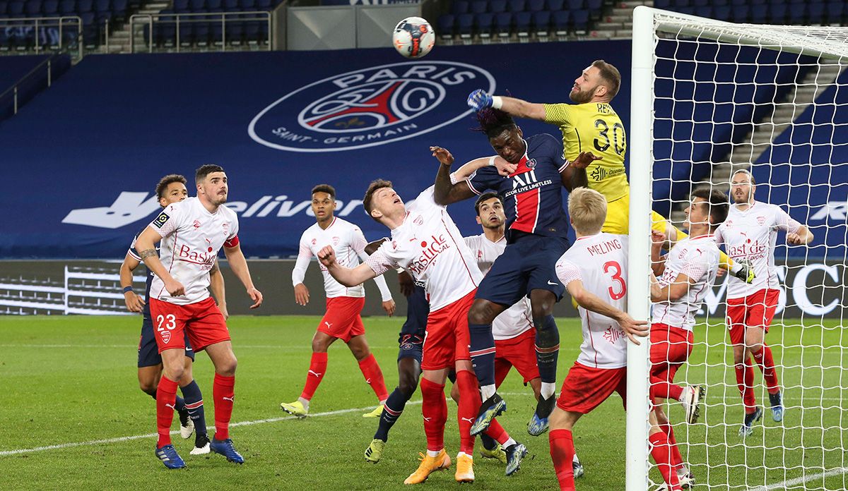 Paris Saint-Germain, trying finish an aerial ball