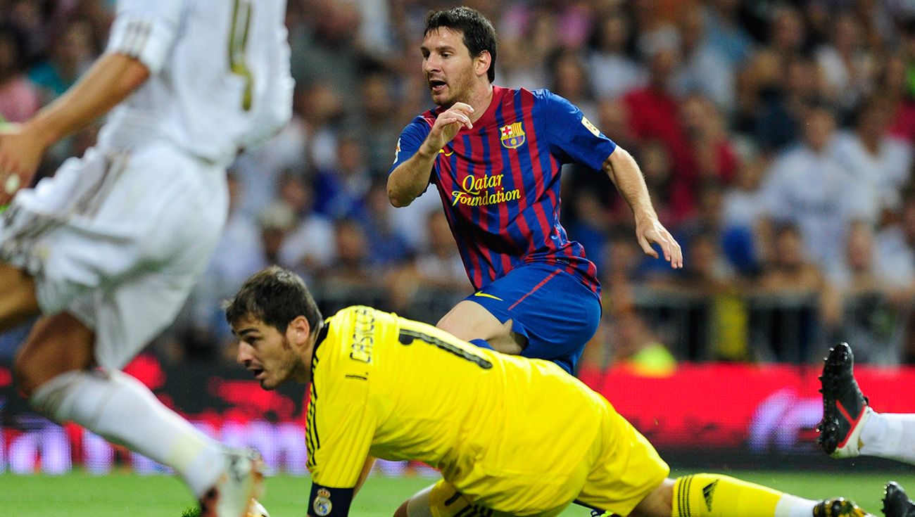 Leo Messi en un duelo con Iker Casillas