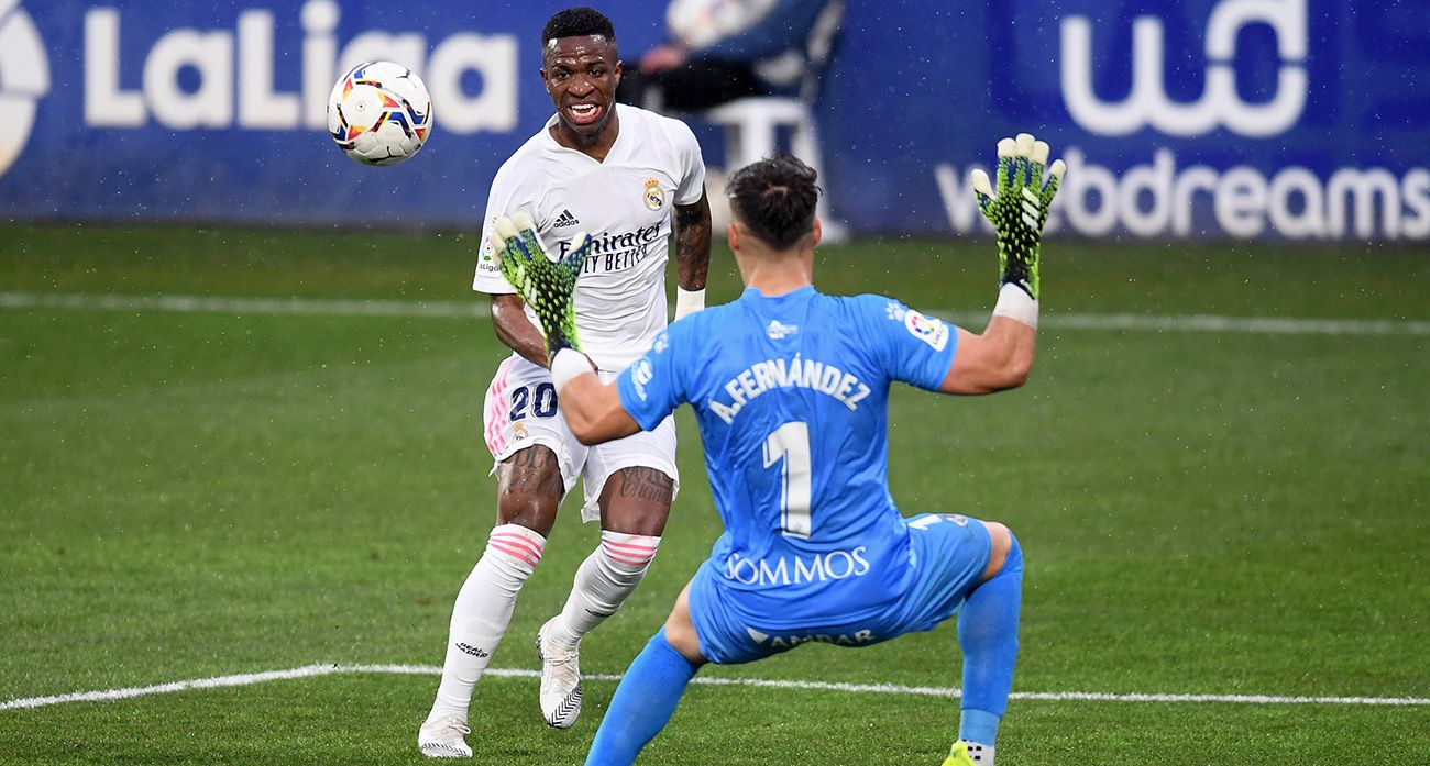 Vinicius Tries to mark in front of the goalkeeper of the Huesca