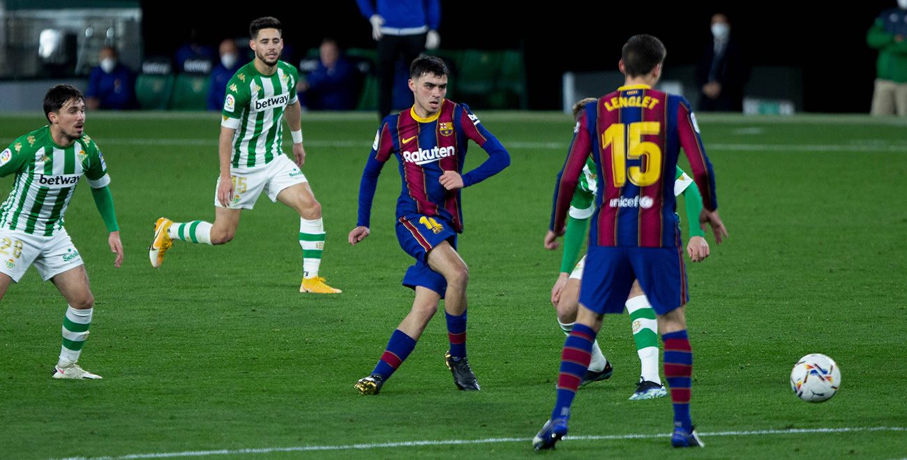 Pedri Gives a pass in the Betis-Barça