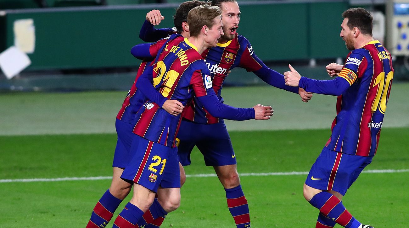 Frenkie de Jong celebra un gol junto a Messi y Mingueza