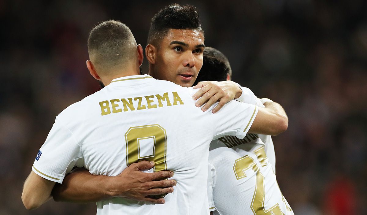 Casemiro and Benzema, celebrating a goal of the Real Madrid
