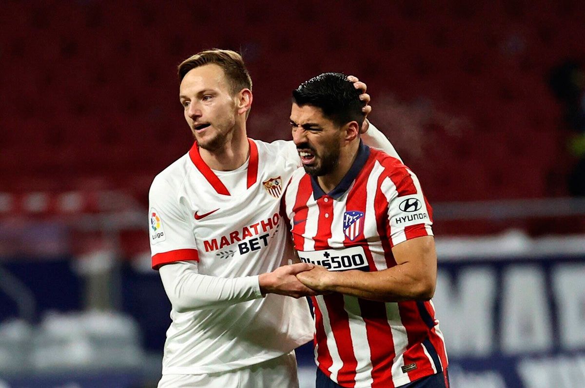 Rakitic, junto a Luis Suárez