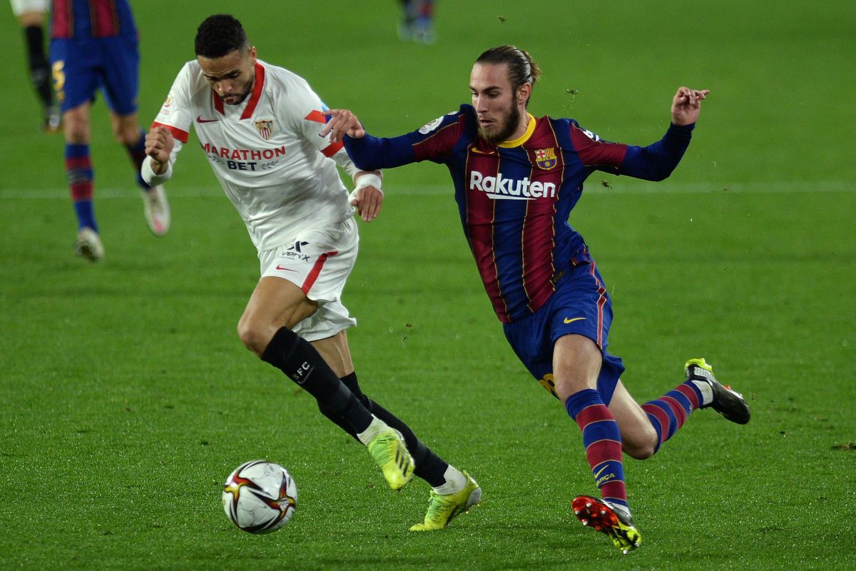 The players of the Seville and the Barcelona in a party