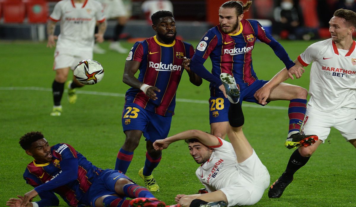 The defence of the Barça, portrayed in front of the Sevilla