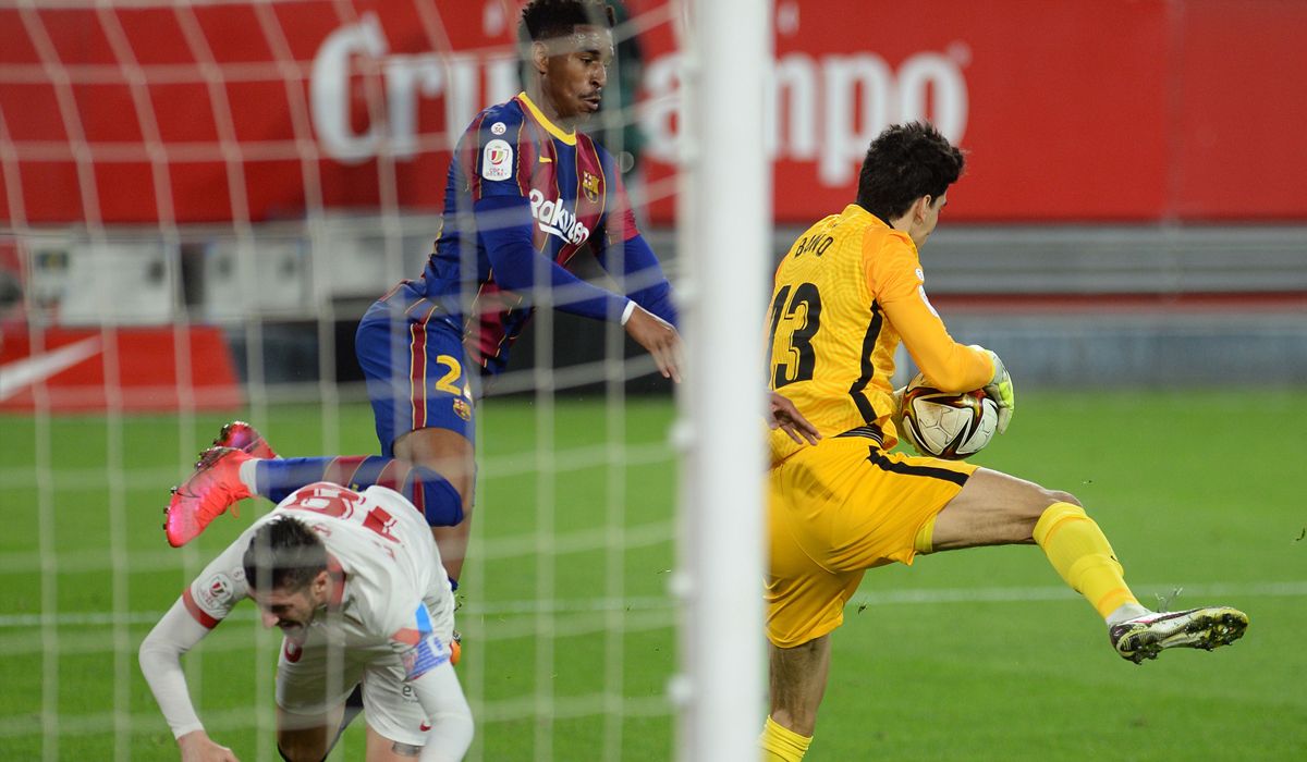 Bono, guardameta del Sevilla, frente al Barça