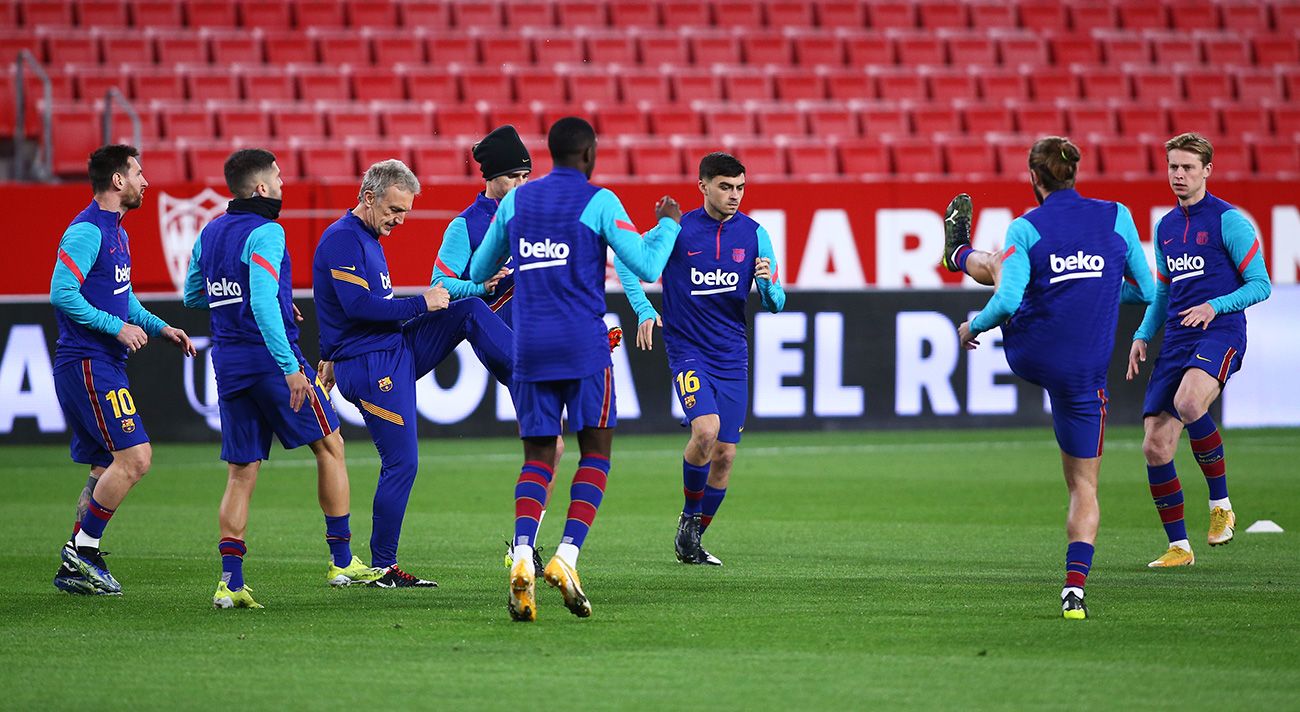 Los jugadores del Barça calientan antes del partido