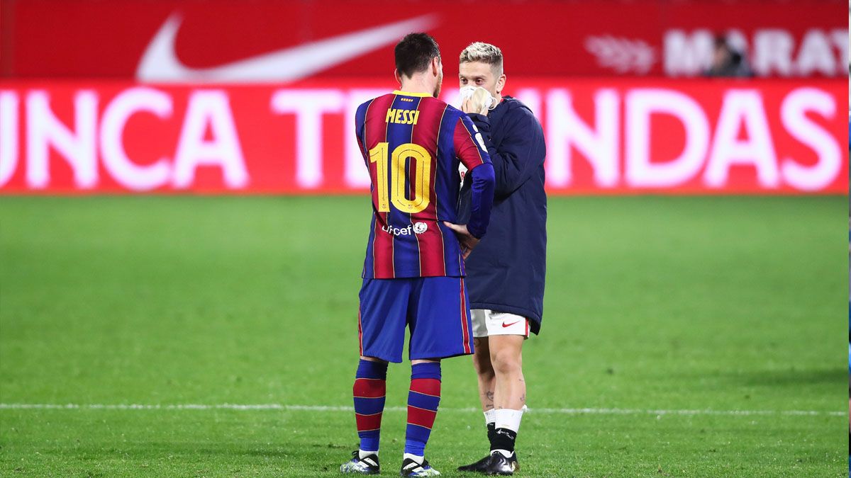Papu Gómez speaking with Lionel Messi