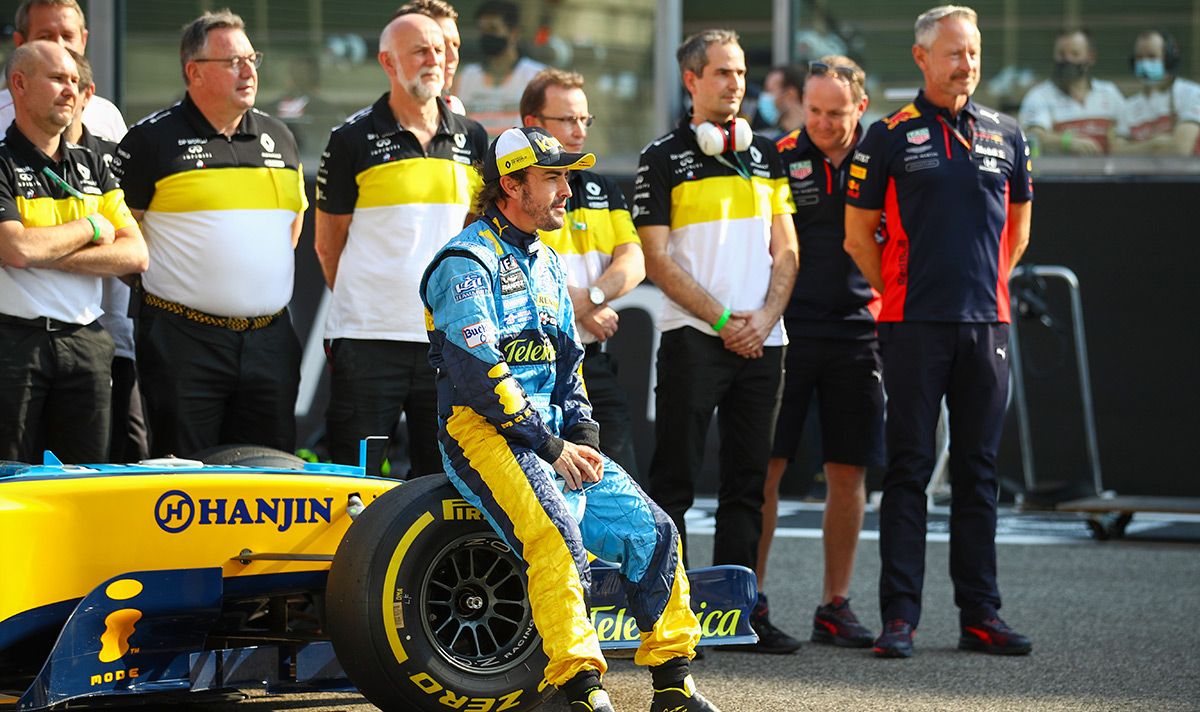 Fernando Alonso, seated in the Renault that will pilot this next season