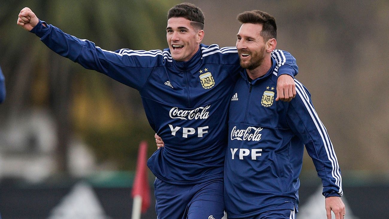 Leo Messi y Rodrigo de Paul se abrazan