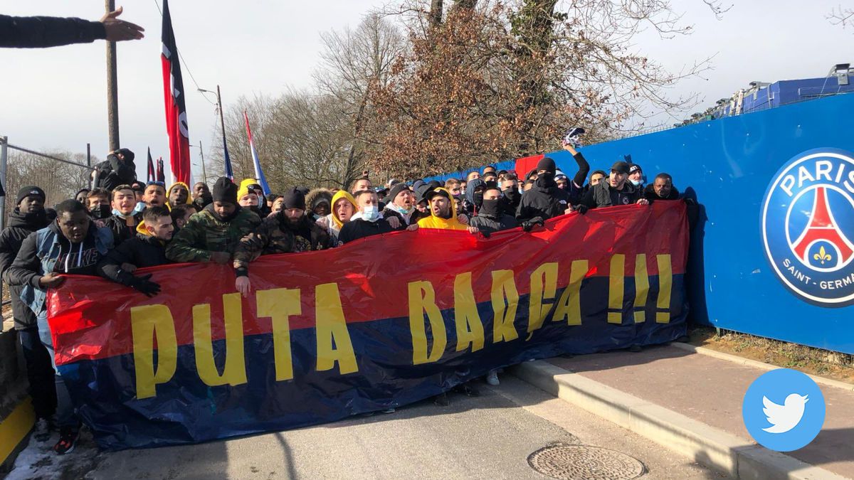 A banner with an insult to the Barcelona carried by ultras of the PSG / Photo: @psgcommunity_