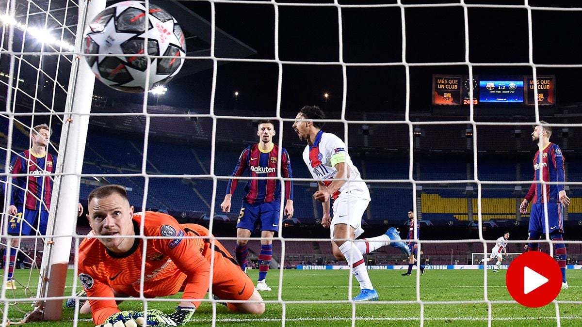 El FC Barcelona, recibiendo el gol de Moise Kean contra el PSG