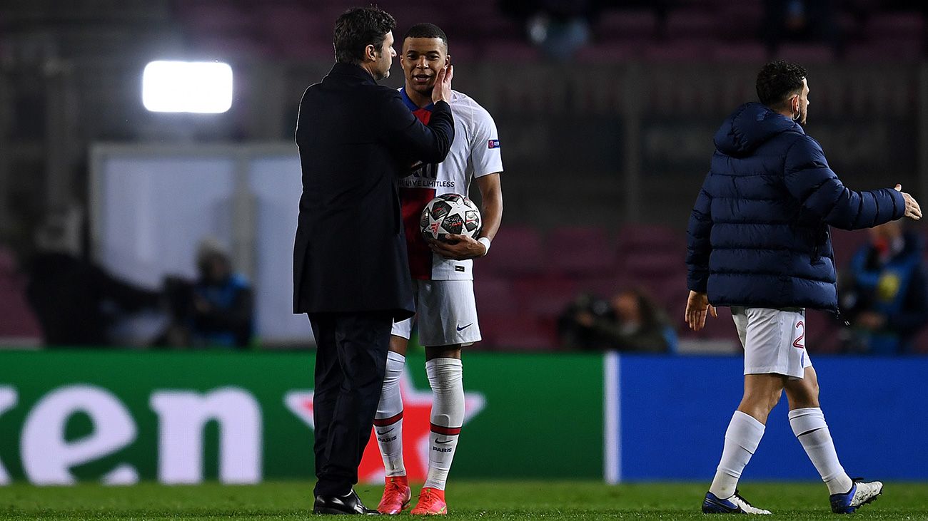 Mauricio Pochettino embraces to Mbappé