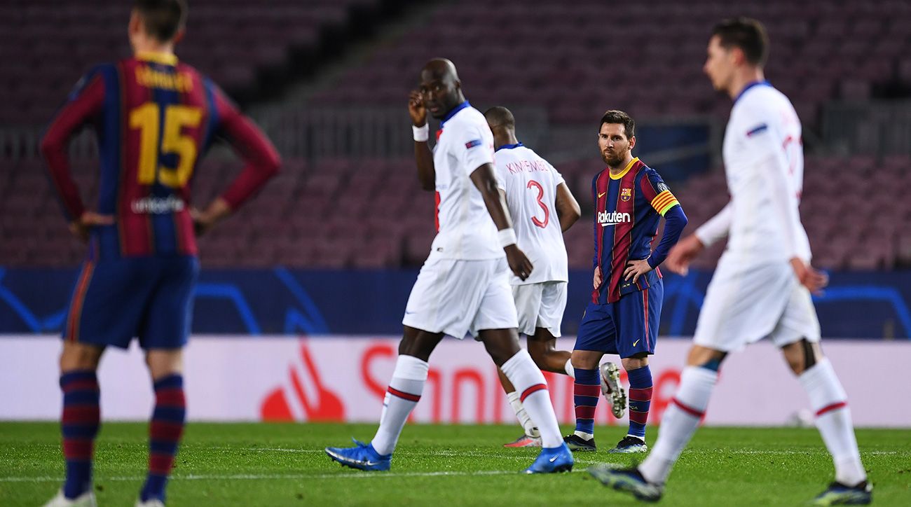 Leo Messi mirandoa hacia su alrededor tras un gol del PSG