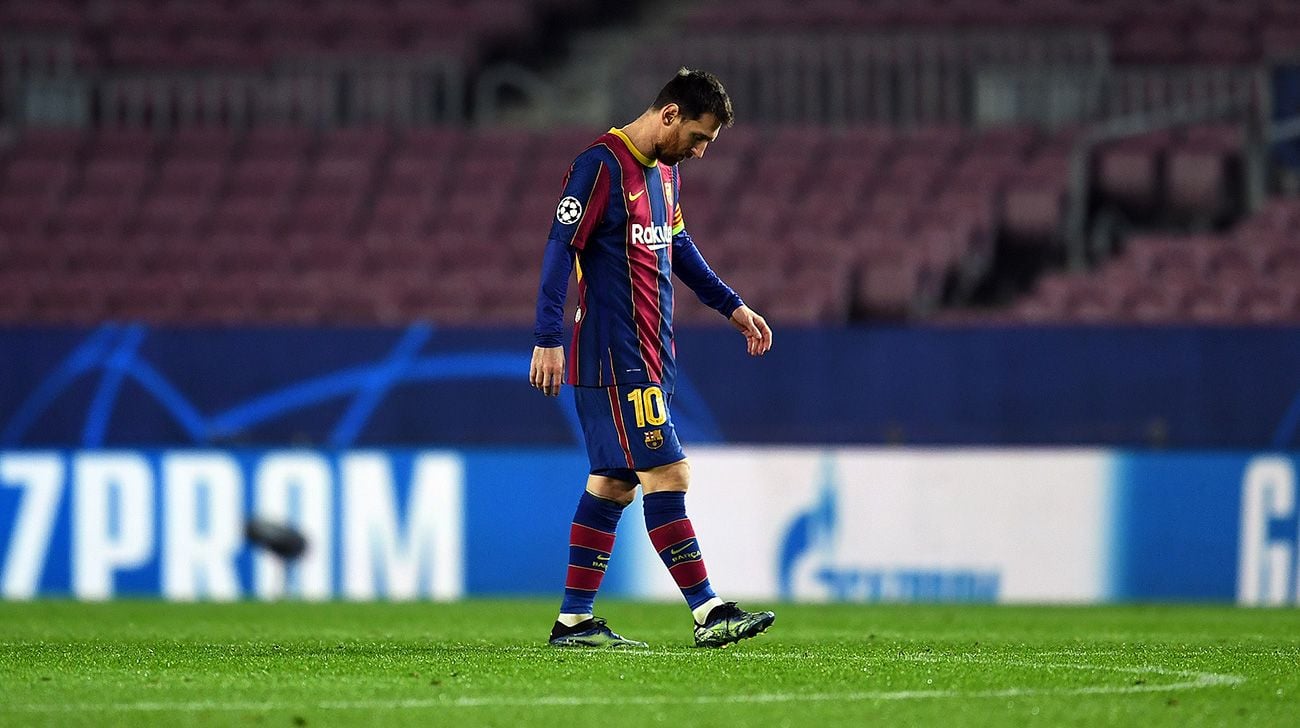 Leo Messi se marcha cabizbajo tras la derrota ante el PSG