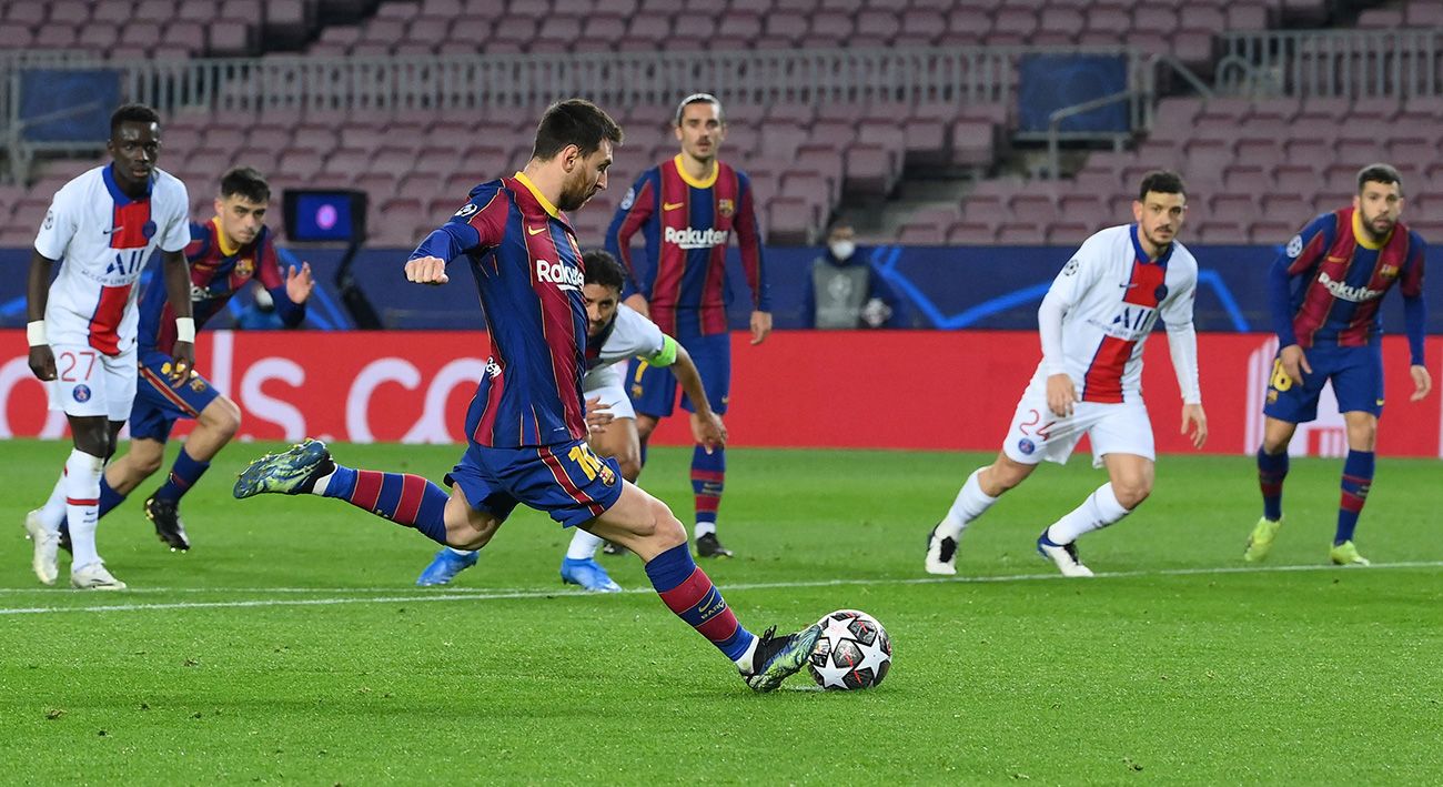 Leo Messi se dispone a marcar el penalti