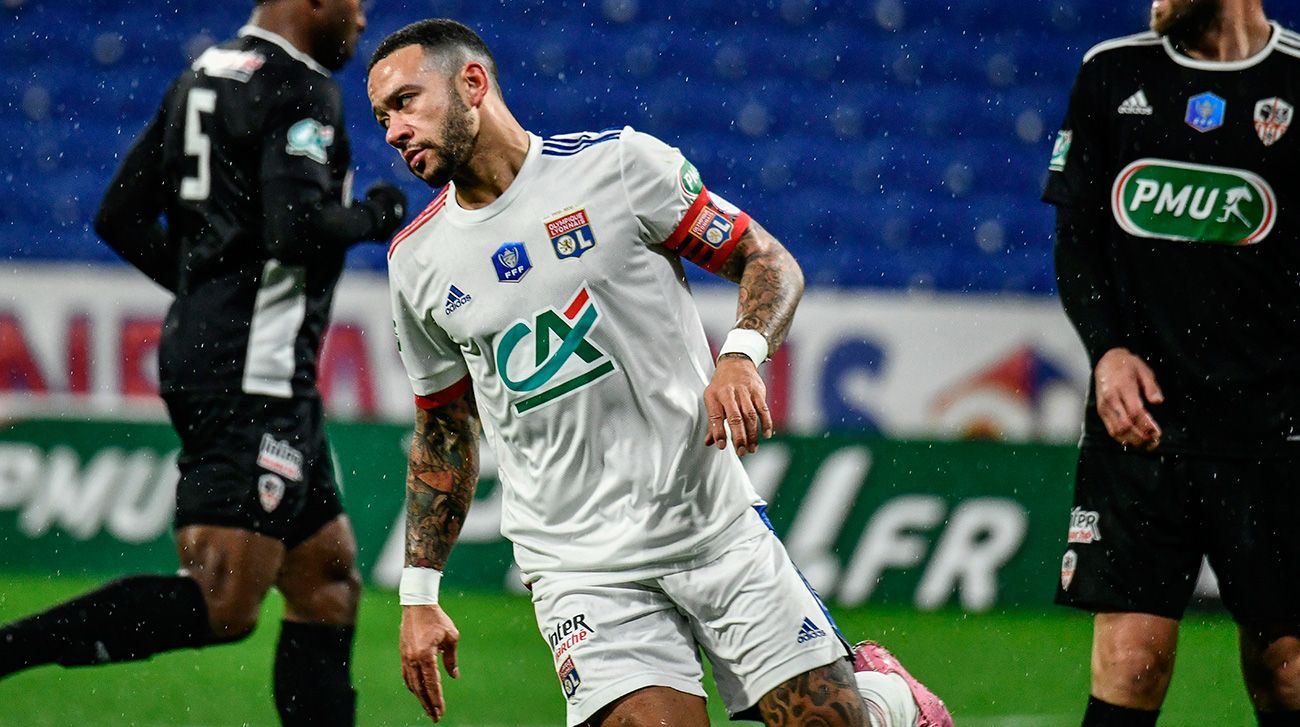 Memphis Depay en un partido con el Lyon