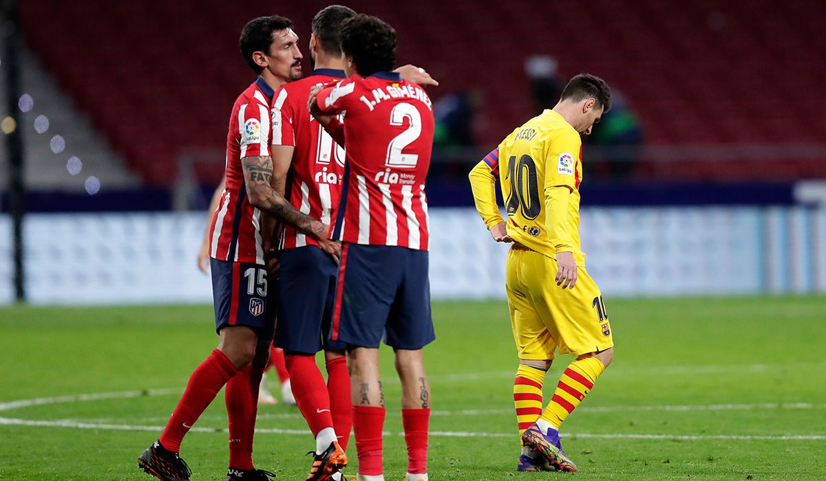 Leo Messi, mientras el Atlético celebra un gol contra el Barça