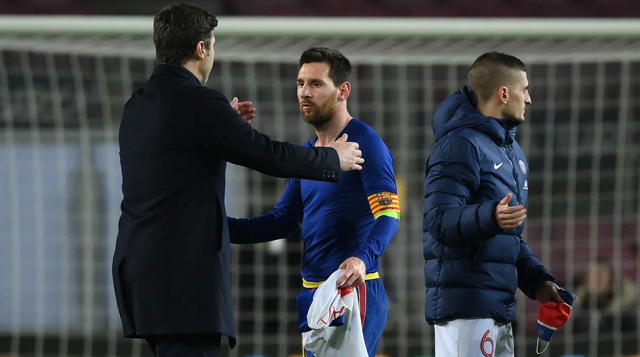Pochettino y Messi se saludan tras el Barça-PSG