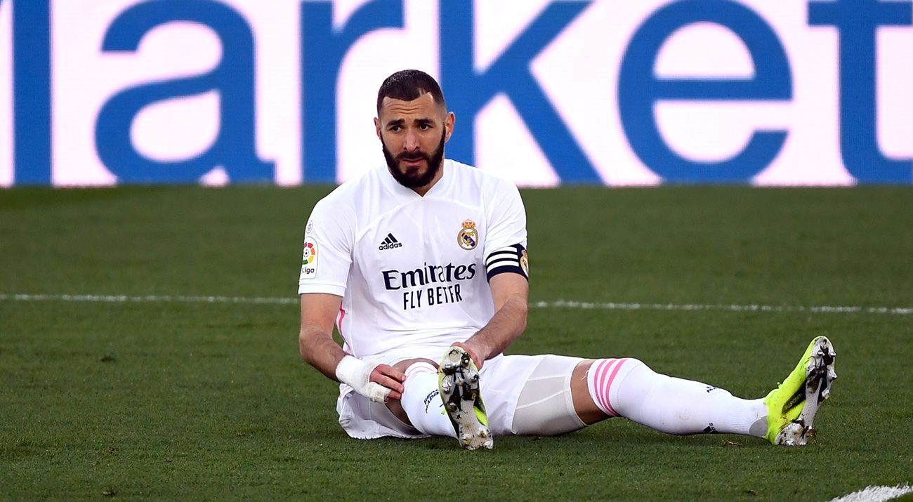Karim Benzema se duele en el suelo