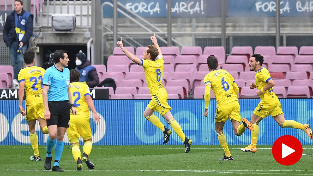 El Cádiz, celebrando el gol de Alex contra el FC Barcelona