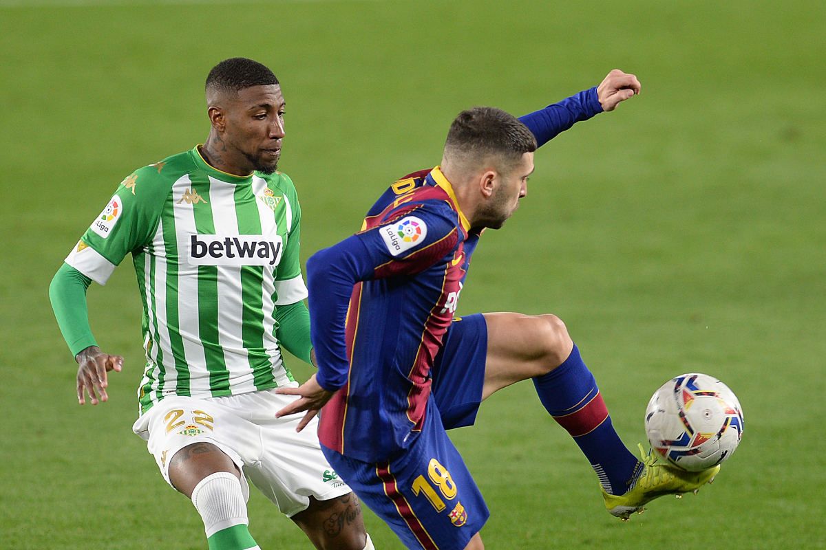 Emerson Royal y Jordi Alba en un intercambio durante el partico entre el Barcelona y el Betis