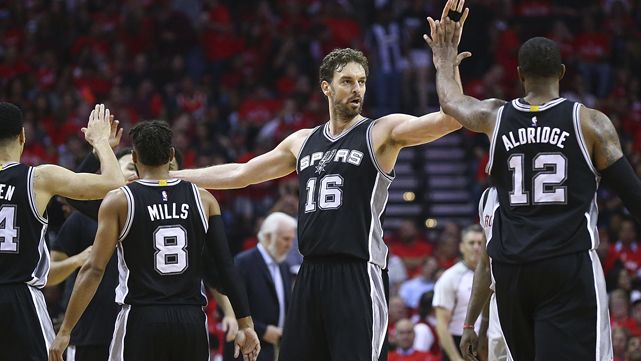 Pau Gasol playing with the Spurs of Saint Antonio