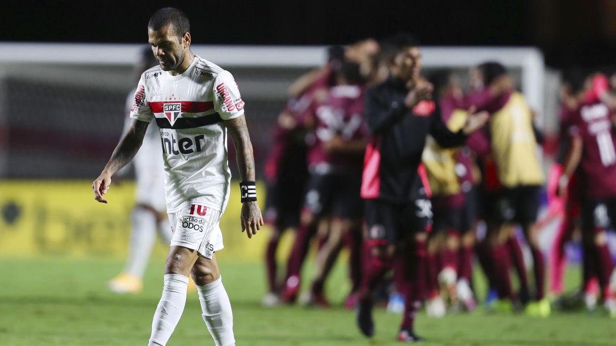 Dani Alves jugando con el Sao Paulo