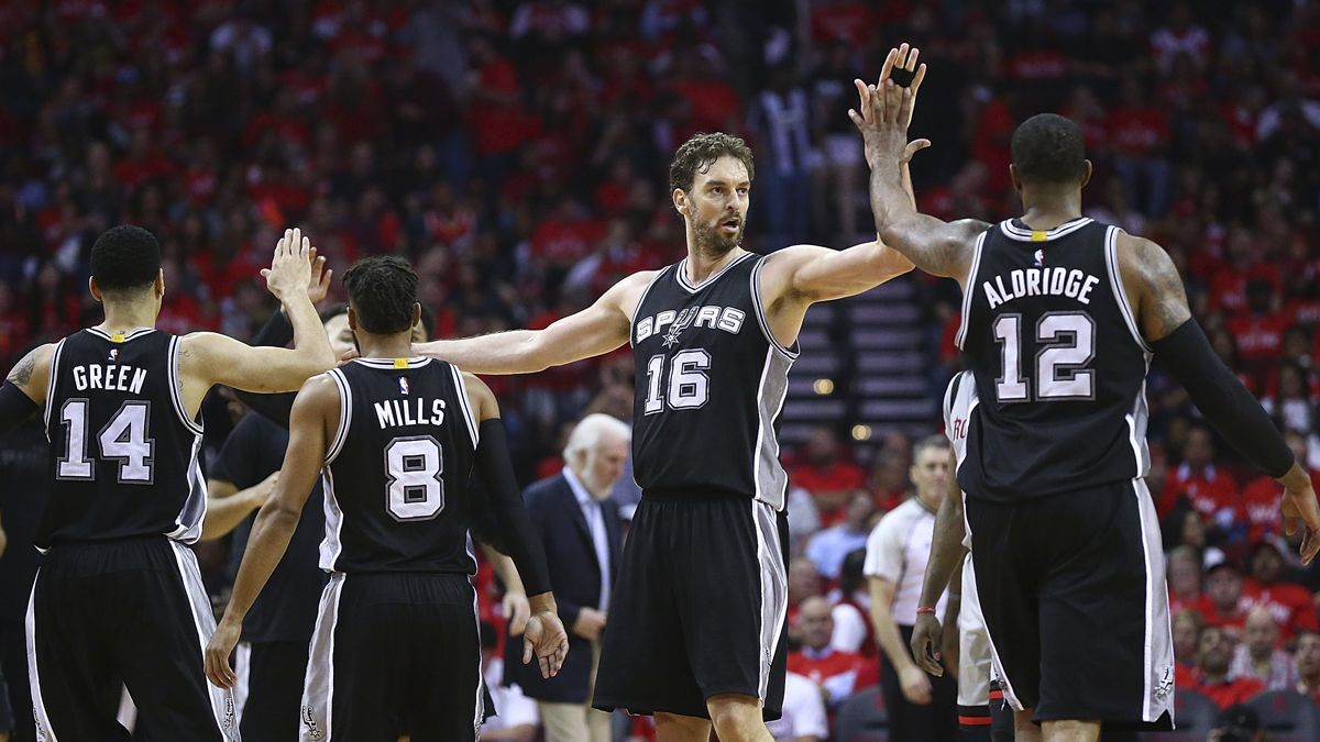 Gasol Playing with the Spurs of Saint Antonio