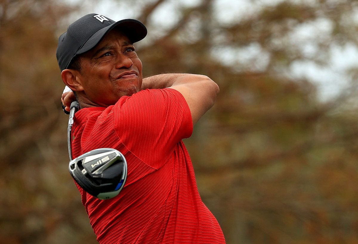 Tiger Woods jugando golf