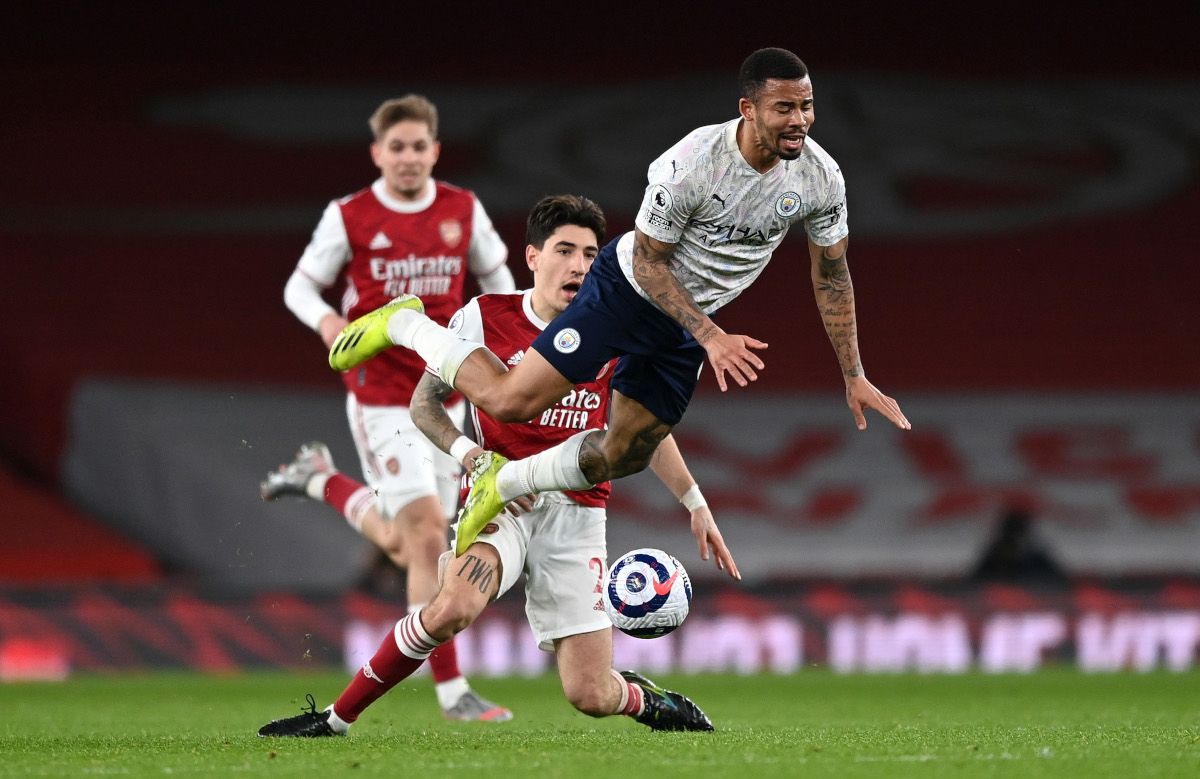 Héctor Bellerín in a party between the Arsenal and the Manchester City