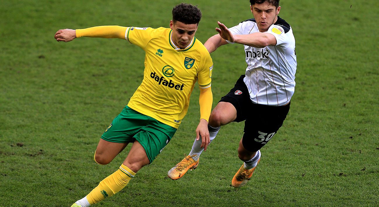 Max Aarons en un partido con el Norwich