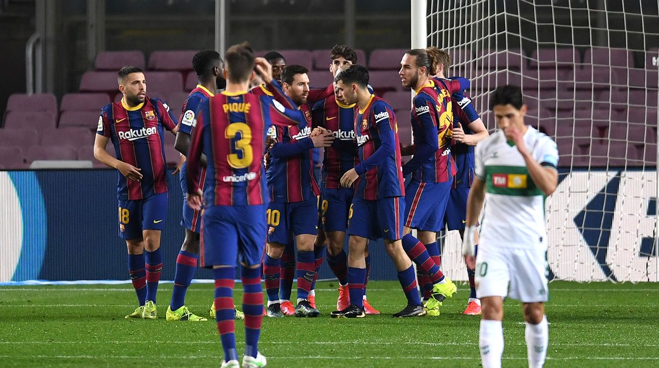 Leo Messi celebra con sus compañeros su gol ante el Elche