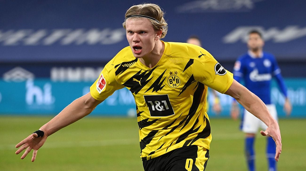 Erling Haaland Celebrates a goal with the Borussia