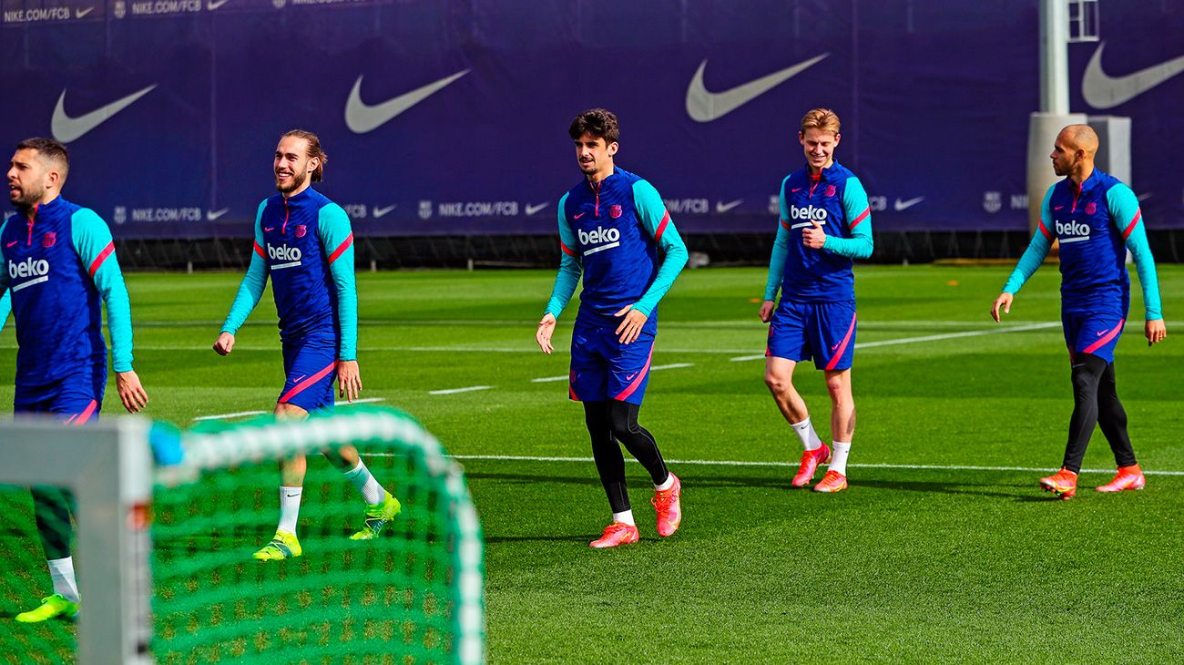 Los jugadores del Barça saltan al campo para entrenar / Foto: Twitter oficial FCB