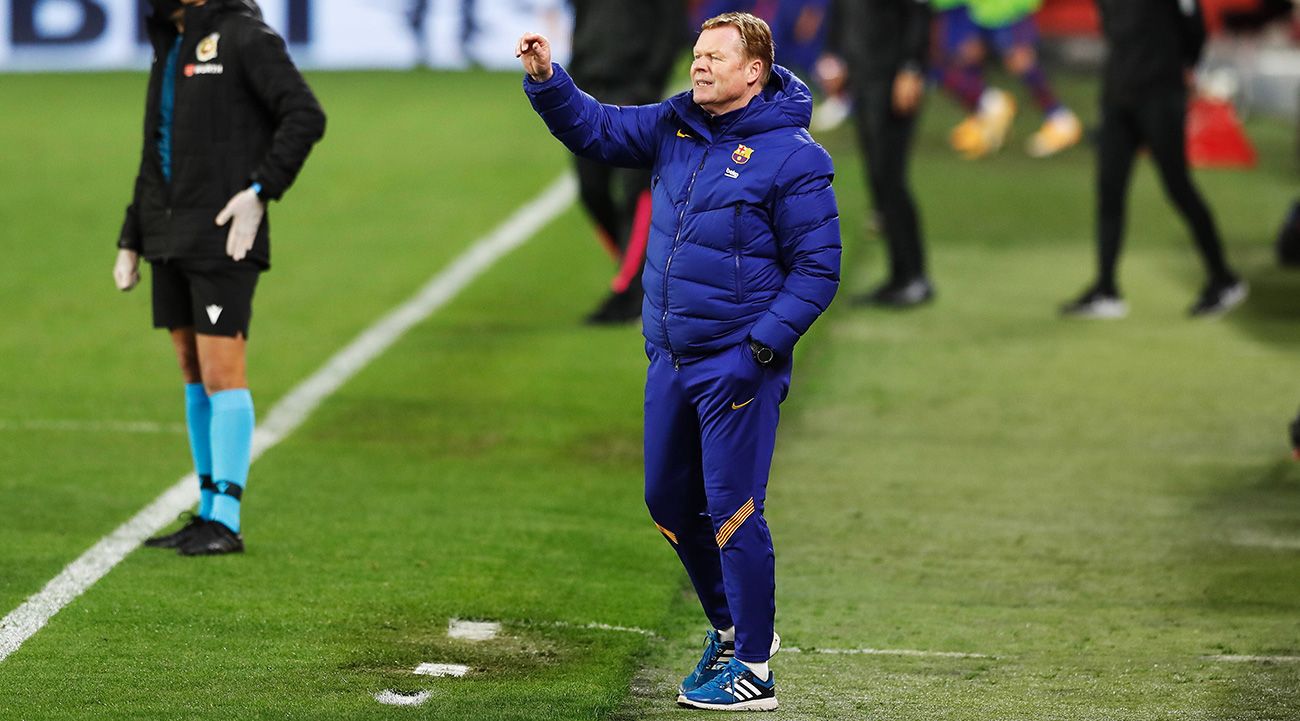 Ronald Koeman gives an indication in the Pizjuán