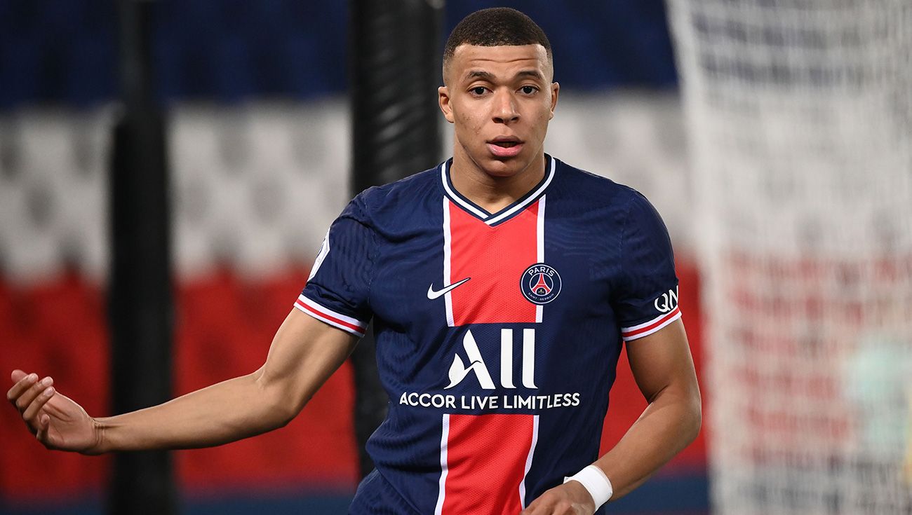 Kylian Mbappé en medio de un partido del PSG