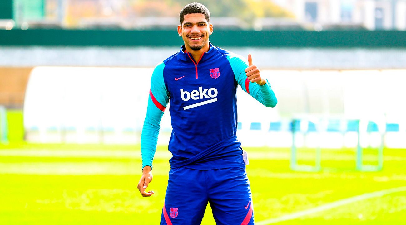 Ronald Araújo, feliz en el entrenamiento / Foto: Twitter oficial FCB