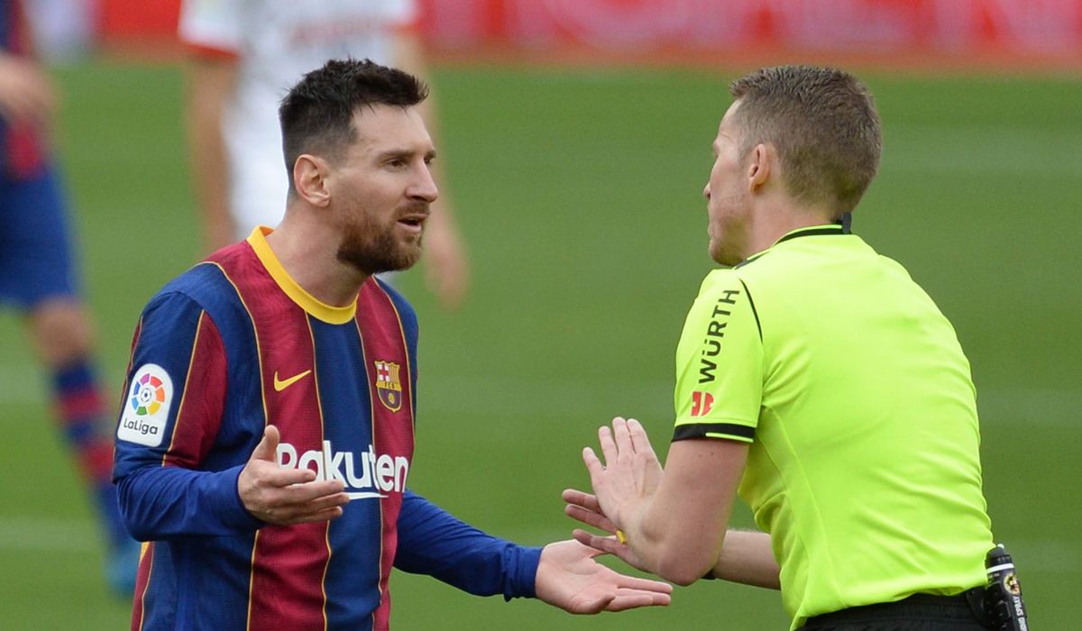 Leo Messi y Hernández Hernández, en el Sevilla-Barça de Liga