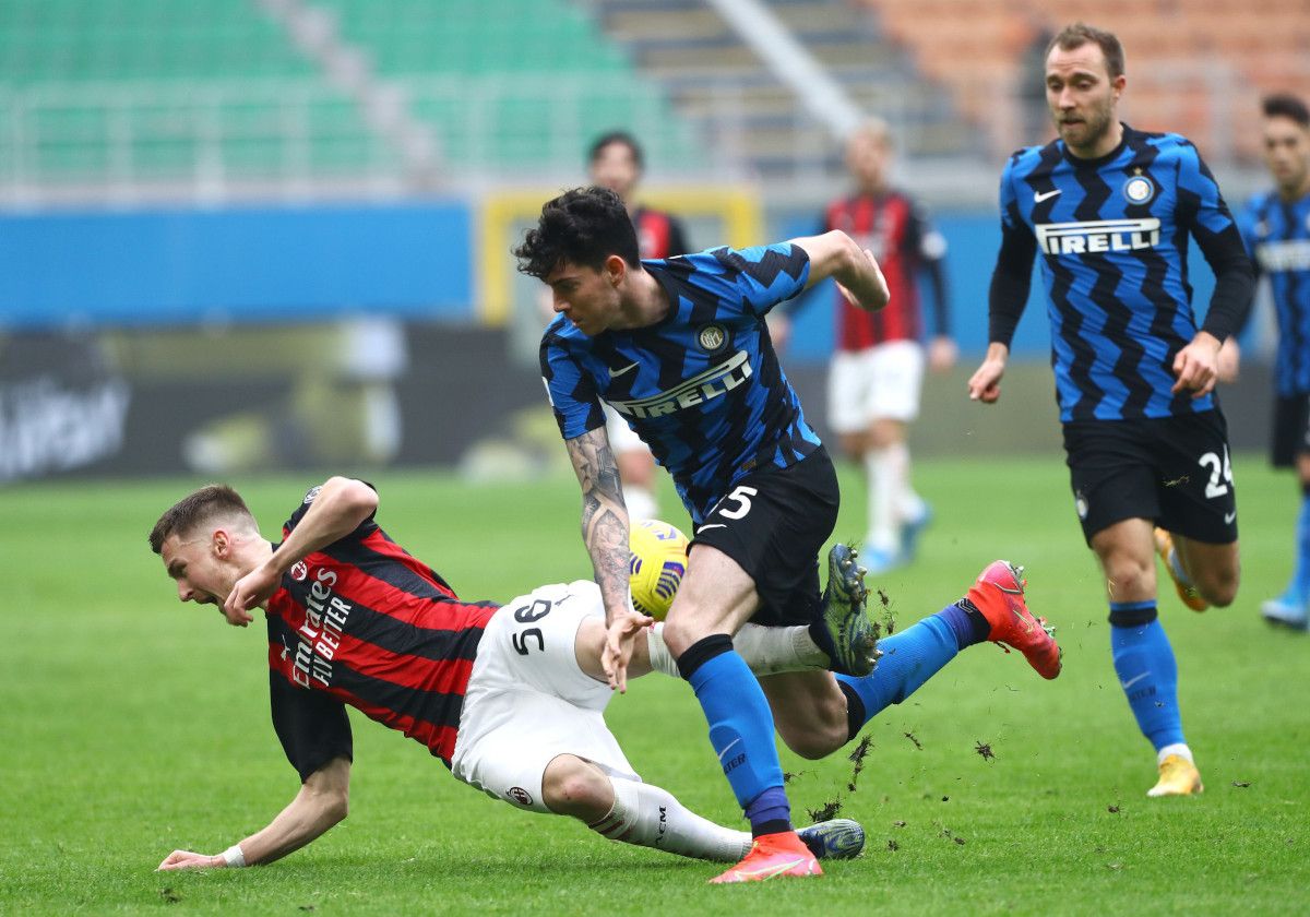 Alessandro Bastoni in a party of the Inter against the Milan