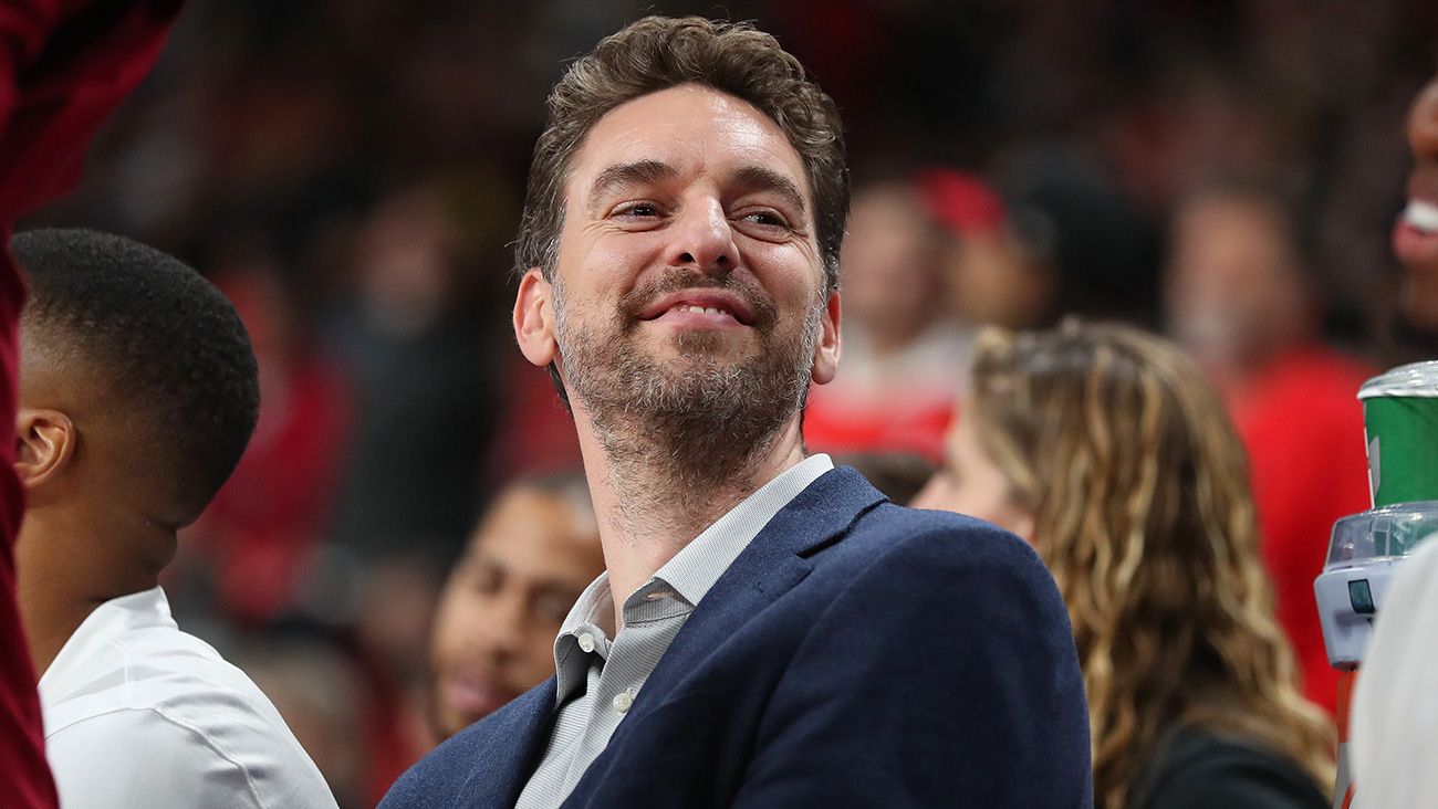 Pau Gasol en un partido de la NBA de traje