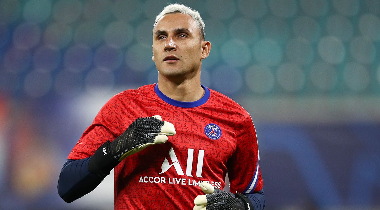 Keylor Navas en un calentamiento con el PSG