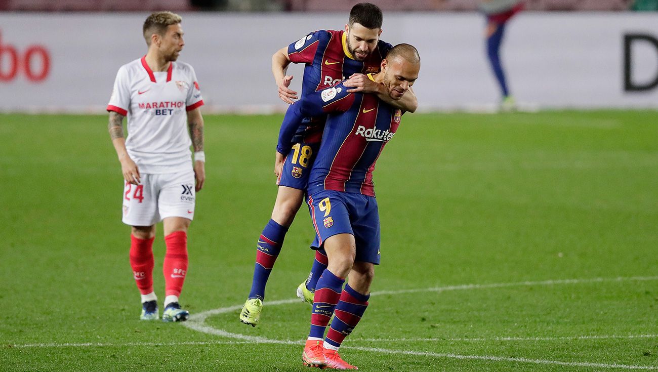 Martin Braithwaite celebrates his goal with Jordi Alba